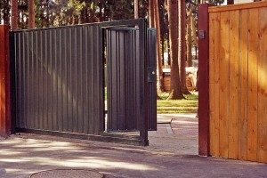 Открытые ворота с встроеной калиткой