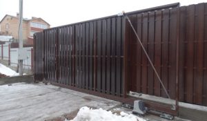 Как закрыть вертикалтные трубы каркаса